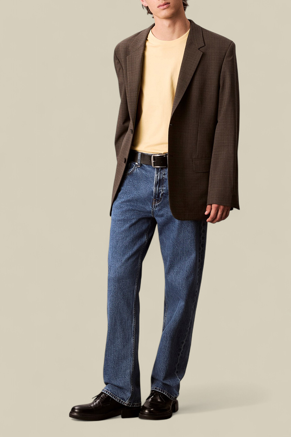 תמונת כל הלוק של חולצת טי